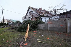 Złamane drzewo i uszkodzony dach