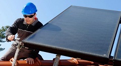 Technik na dachu z solarami