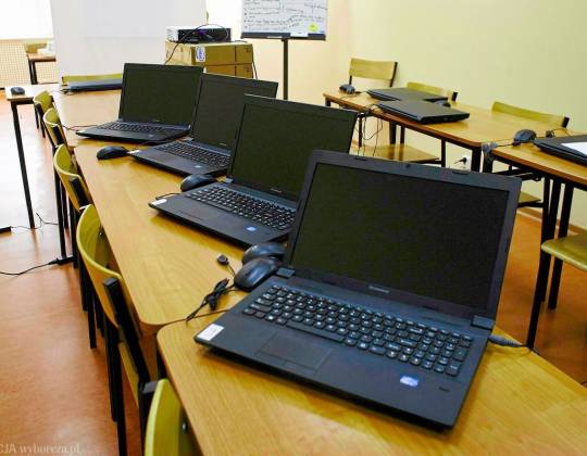 Sprzęt z KPO dla szkół prowadzonych przez Gminę Myszyniec