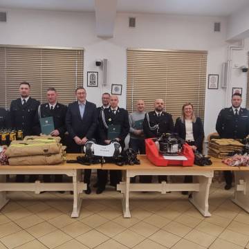 Przekazanie nowego wyposażenia przeznaczonego dla jednostek Ochotniczych Straży Pożarnych z terenu gminy Myszyniec