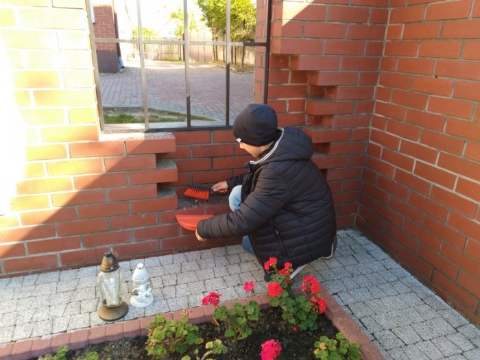 Dziecko sprzątający pomnik