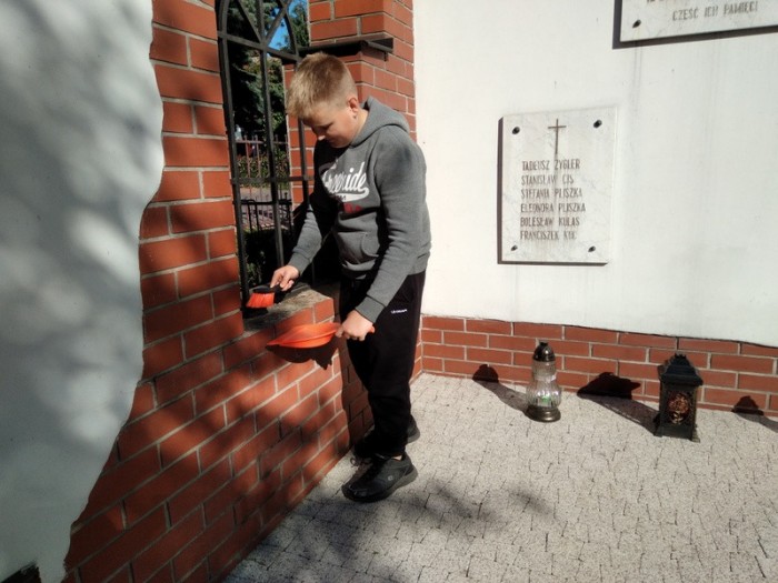 Dziecko sprzątające pomnik