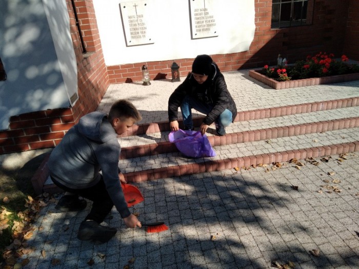 Dzieci sprzątające pomnik
