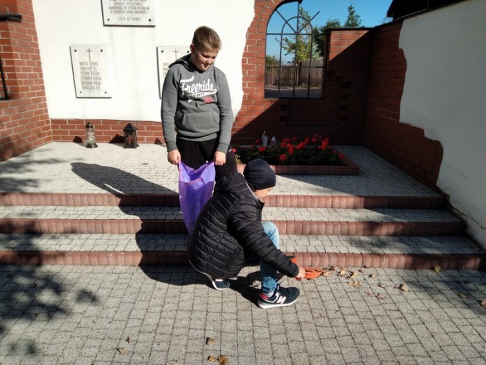 Dzieci sprzątające pomnik