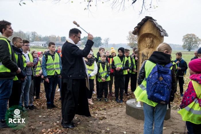 Rajd Szlakami Barci Kurpiowskich - dzieci biorące udział w rajdzie