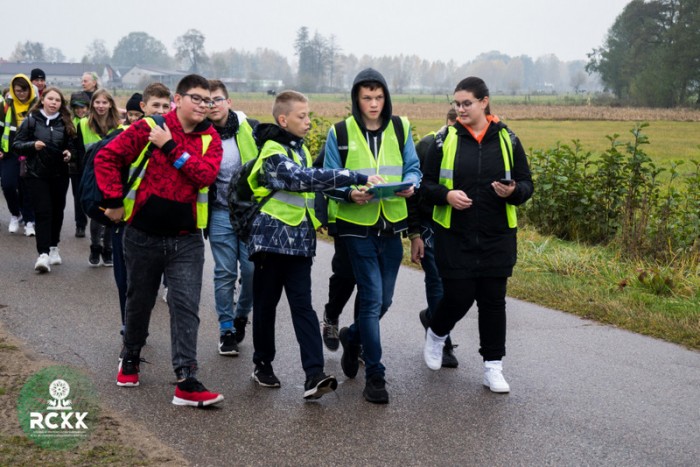 Rajd Szlakami Barci Kurpiowskich - dzieci biorące udział w rajdzie