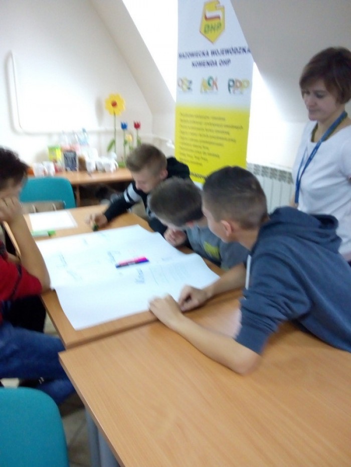 Młodzież III gimazjum z Wolkowych - praca w grupach