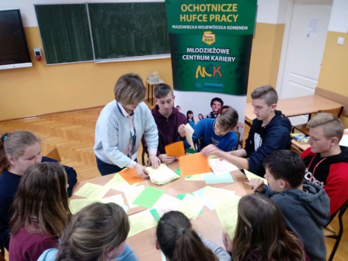 Młodzież zapoznaję się z zawodami rynku pracy
