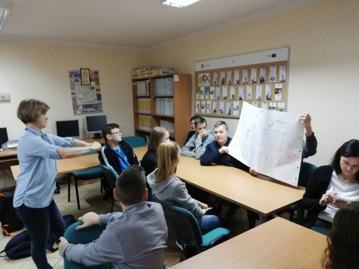 Zaprezentowanie przez młodzież z Krysiak - jak rozumiem przedsiesiębiorczość